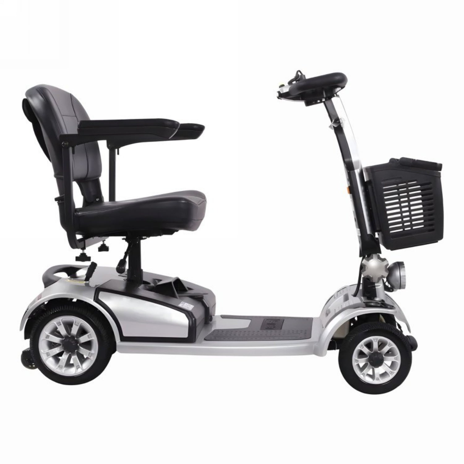 Un scooter de movilidad plateado de cuatro ruedas con asiento negro y cesta delantera sobre fondo blanco.