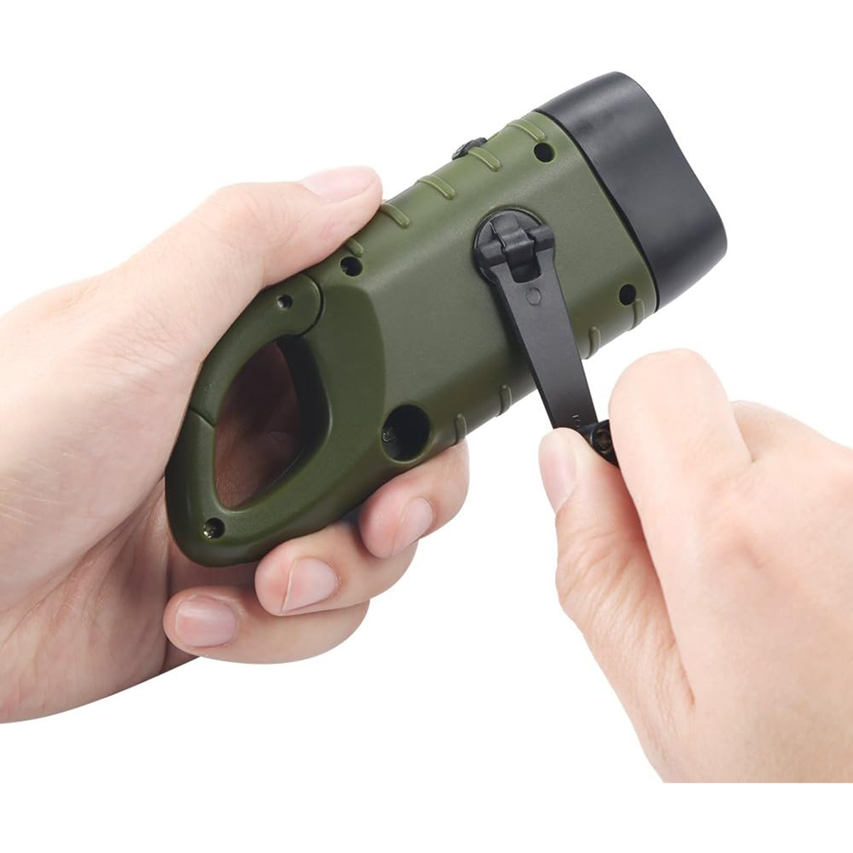Eine Hand hält eine grüne Kurbeltaschenlampe, während die andere die Handkurbel dreht.