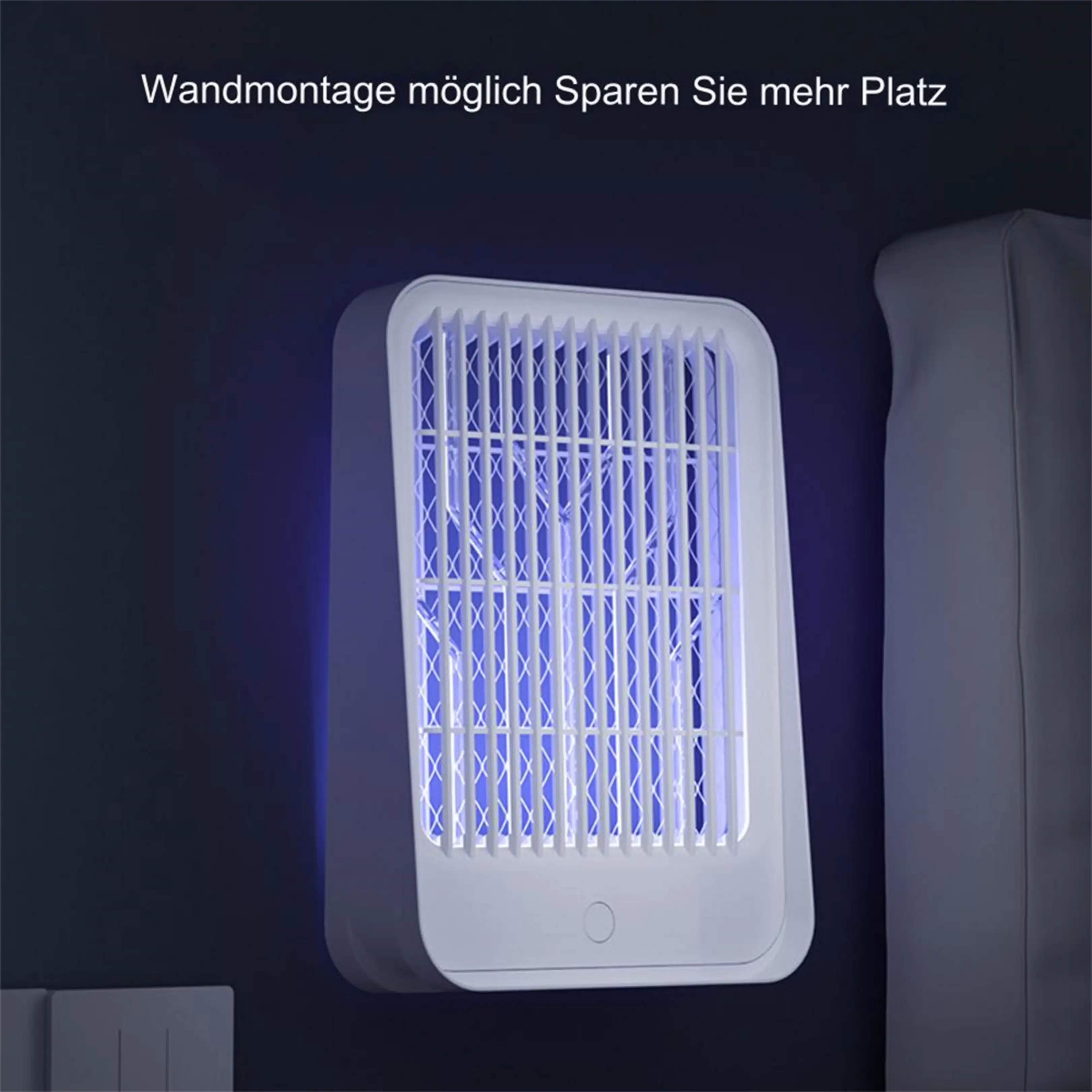 Ein weißer, wandmontierter Insektenvernichter mit blauem Licht an einer dunklen Wand.