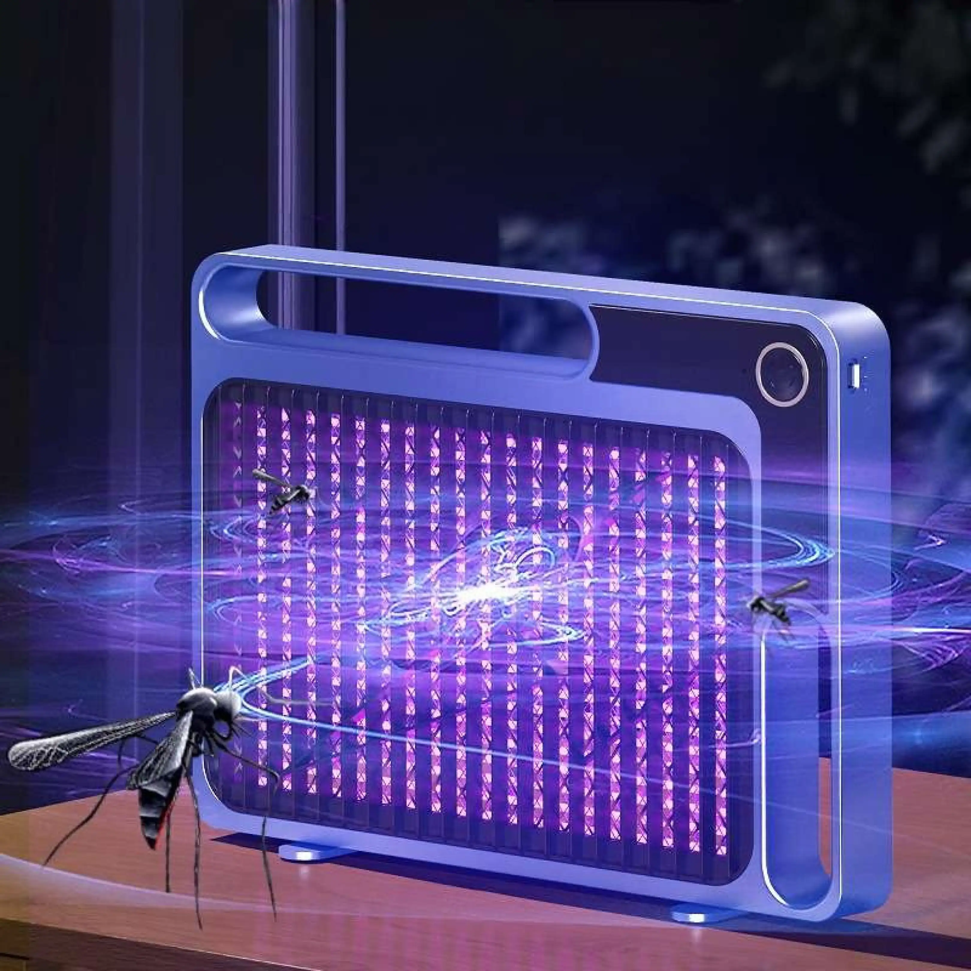 Eine blaue Insektenfalle mit violettem UV-Licht auf einem Holztisch, umgeben von fliegenden Mücken.