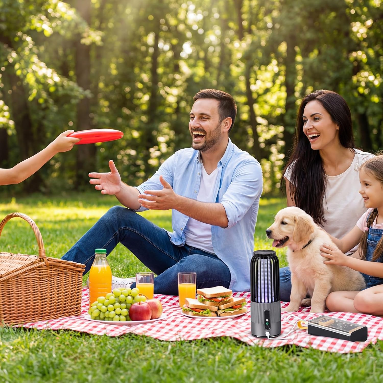 Familie macht Picknick im Wald, mit Kind, Hund, Korb, Essen, Getränken und einer Moskito-Lampe.