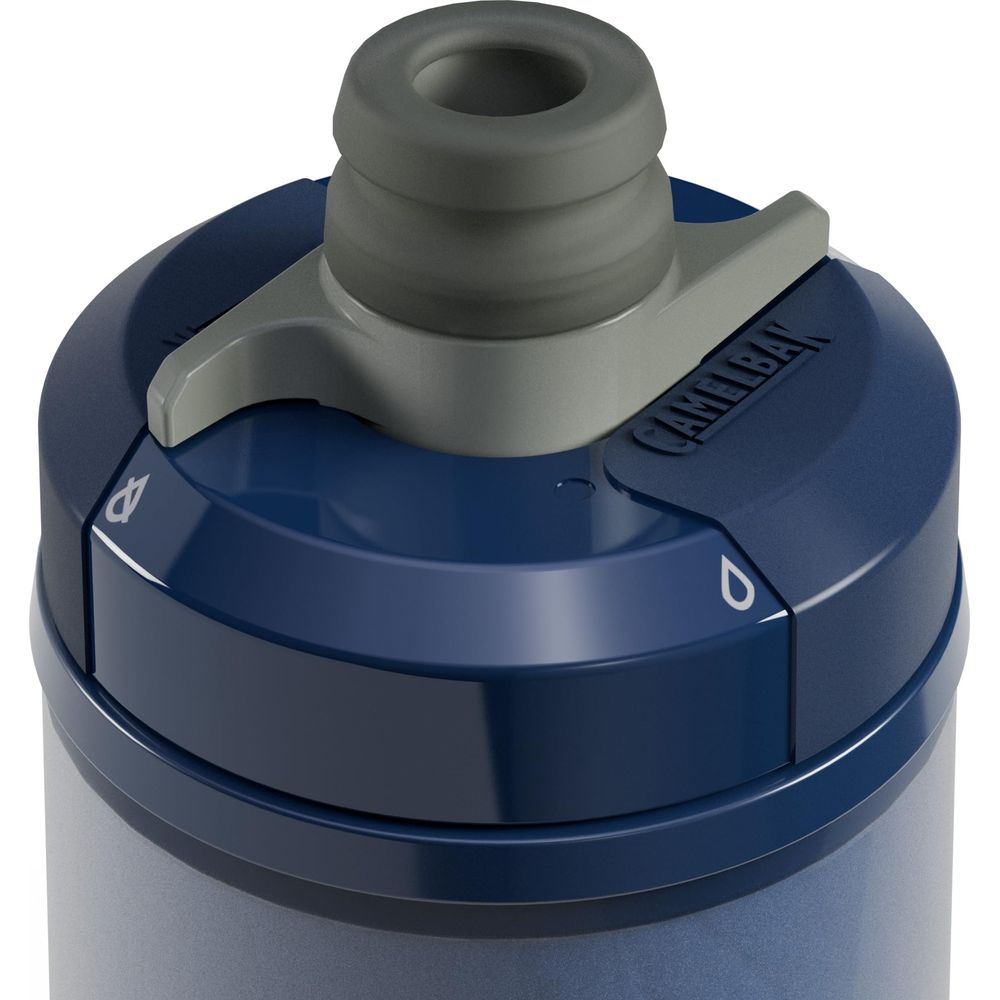 Blaue CamelBak Trinkflasche mit grauem Mundstück und Ventil.