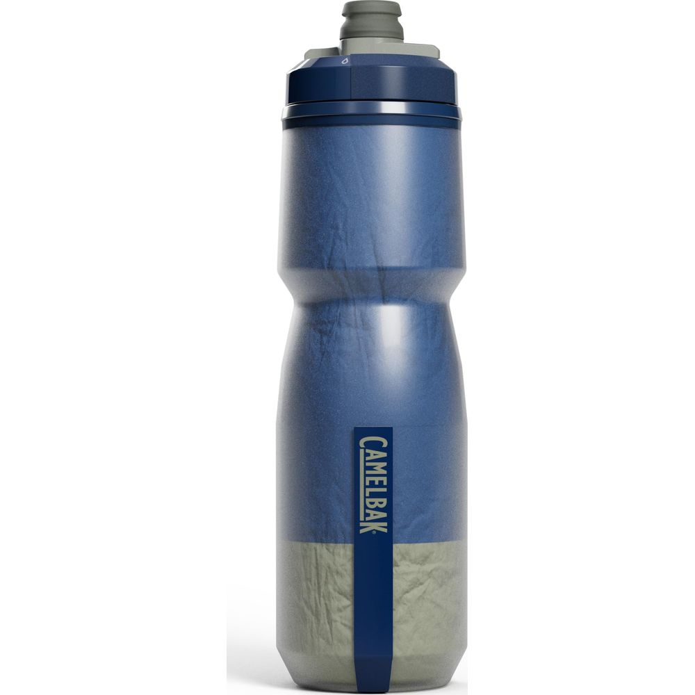 Eine blaue CamelBak-Wasserflasche mit grauem Boden und Verschluss auf weißem Hintergrund.