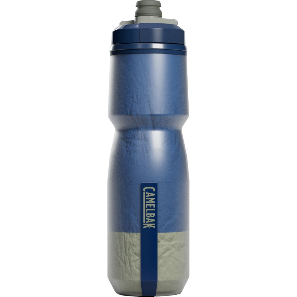Eine blau-graue CamelBak-Trinkflasche mit Griff und dunklem Deckel vor weißem Hintergrund.