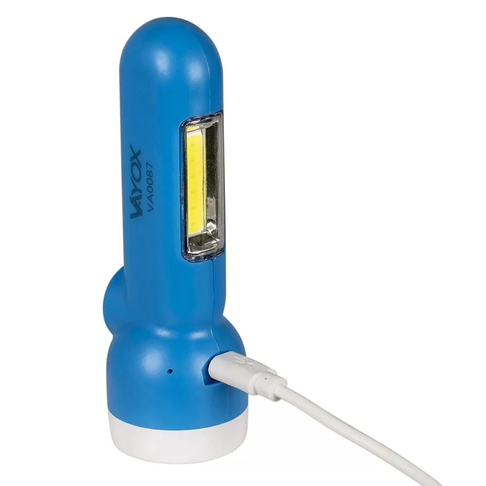 Niebiesko-biała latarka LED Vayox jest podłączona do białego kabla ładującego USB na białym tle.