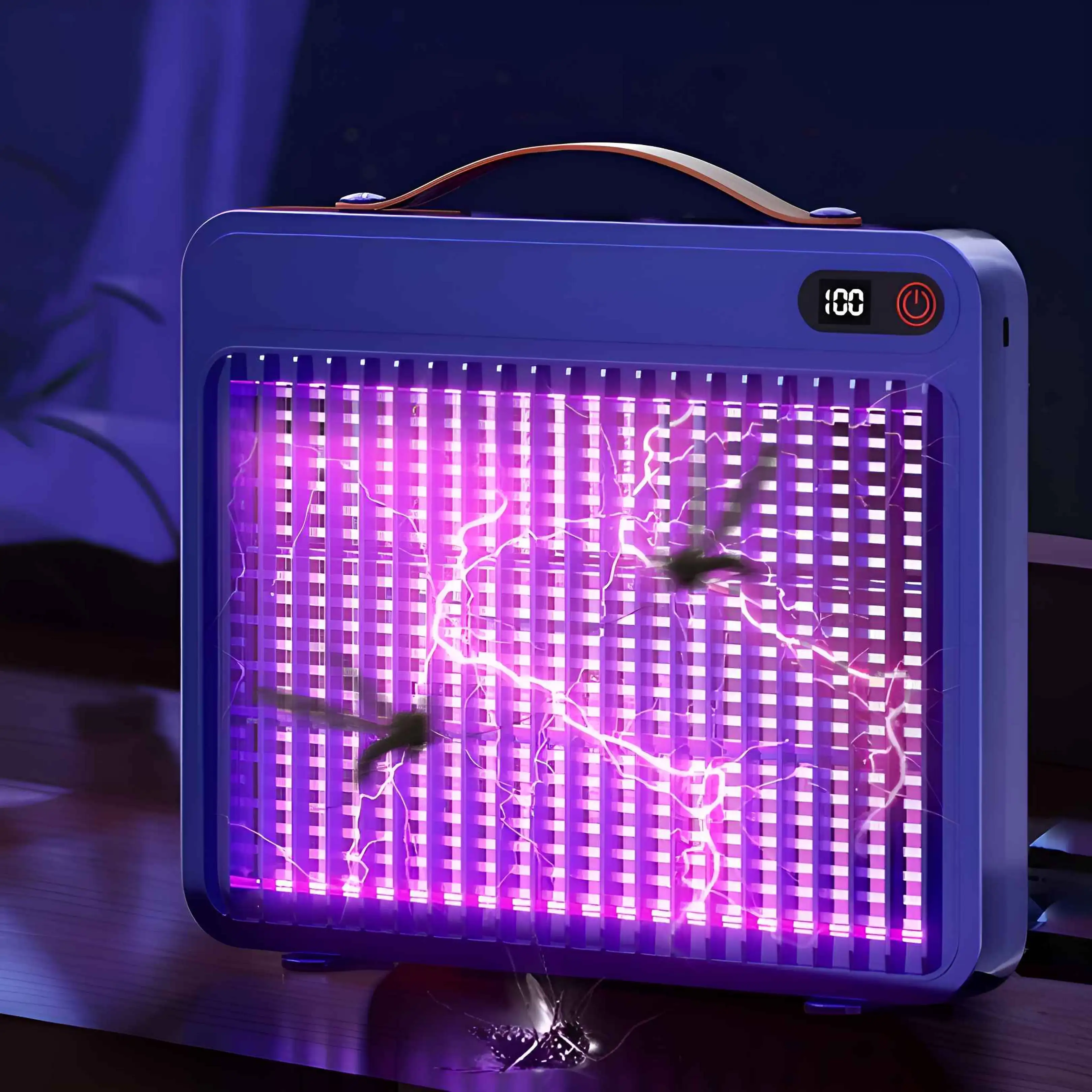 Ein blauer elektronischer Insektenvernichter mit violettem UV-Licht, elektrischen Bögen und gefangenen Insekten.