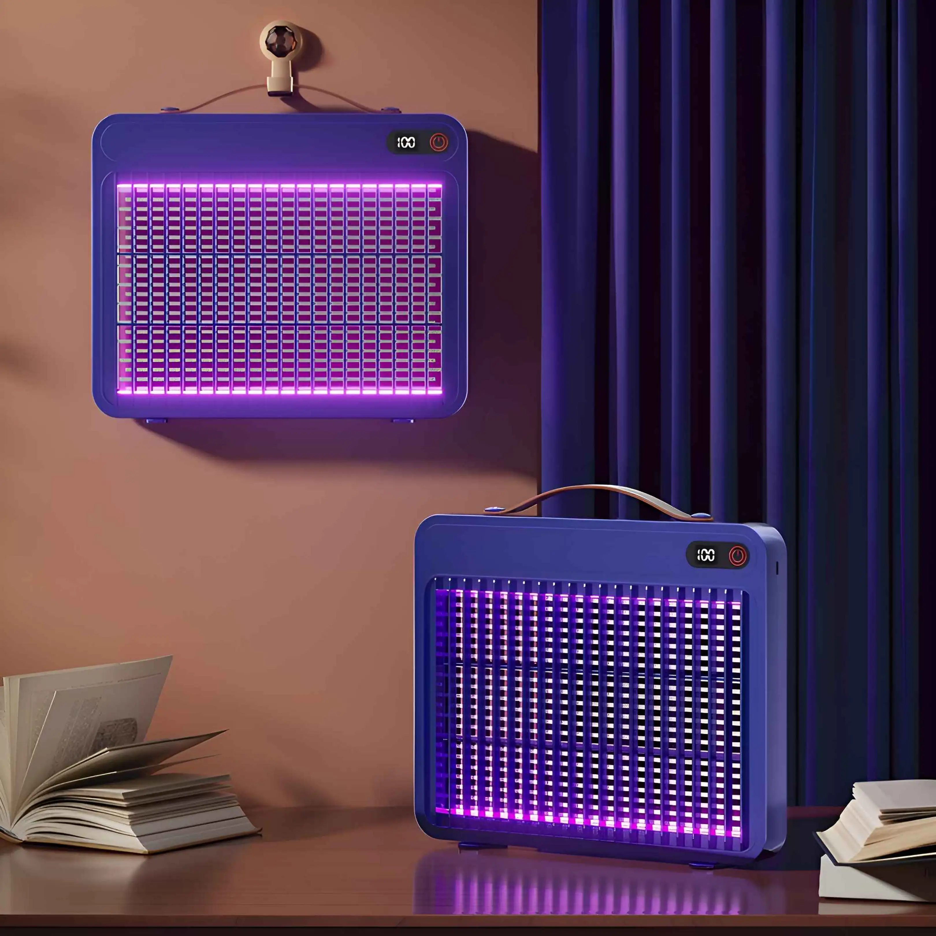 Zwei blaue Insektenvernichter mit violetten LED-Gittern stehen auf einem Tisch und an der Wand neben offenen Büchern.