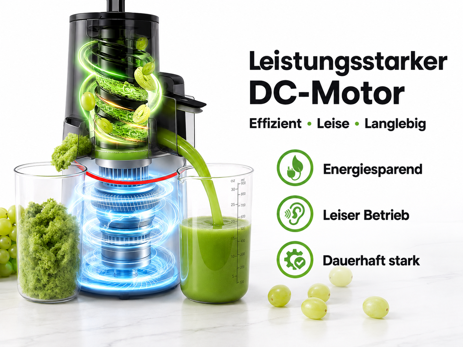 Ein Entsafter presst grüne Trauben, wobei Saft in ein Glas läuft und Trester in einen Behälter fällt.