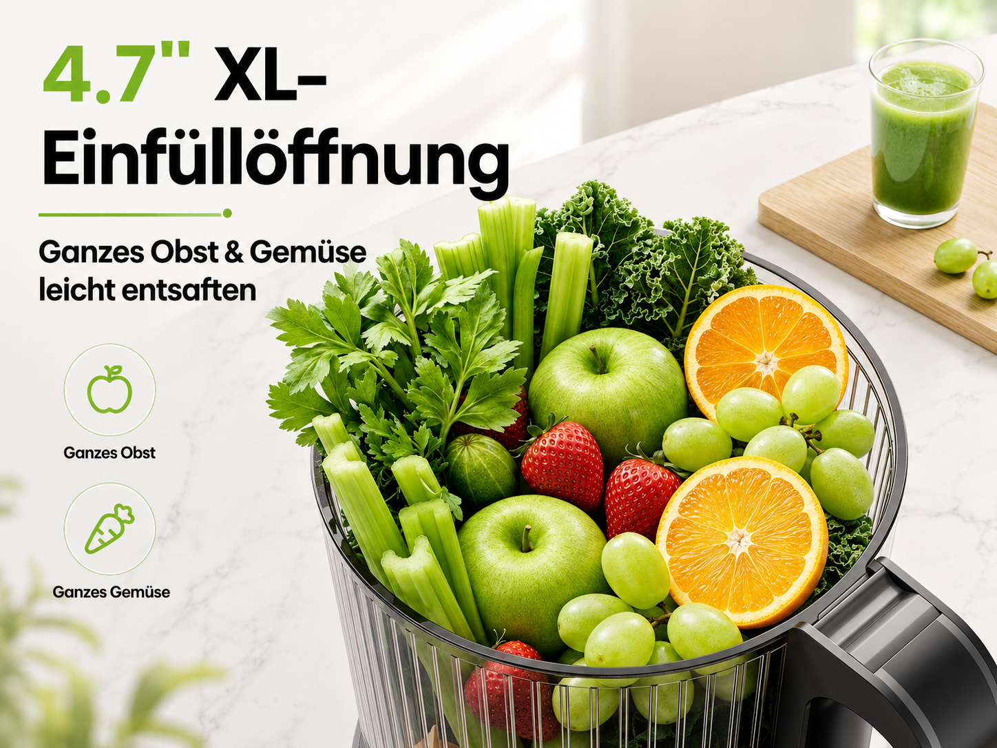 Ein Entsafter gefüllt mit frischem Obst und Gemüse wie Äpfeln, Orangen, Trauben und Sellerie.
