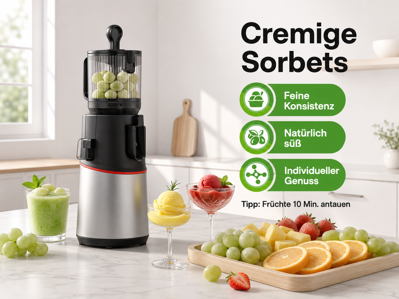 Ein Mixer auf einer Küchentheke mit Sorbet, frischem Obst und Text für cremige Fruchtsorbets.
