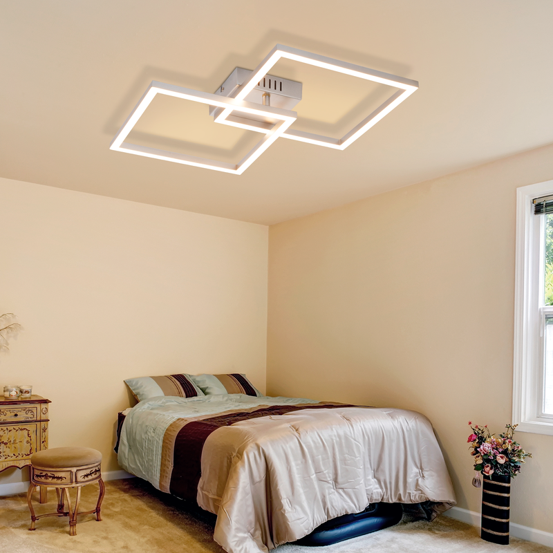 Moderne quadratische LED-Deckenleuchte in einem Schlafzimmer mit Bett und Beistelltisch.