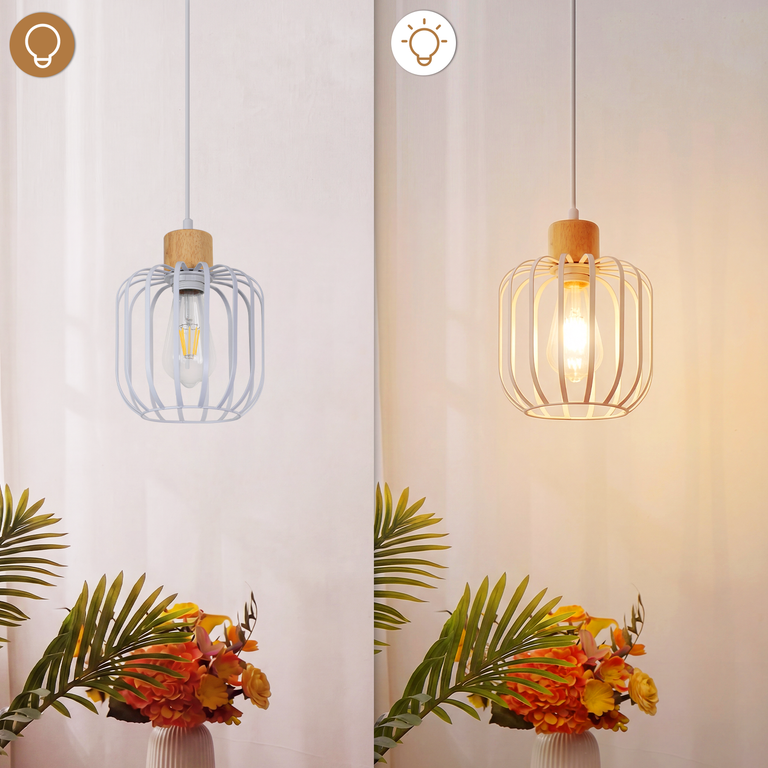 Eine Pendelleuchte mit weißem Käfig und Holzaufsatz hängt über orangen Blumen, unbeleuchtet und beleuchtet.