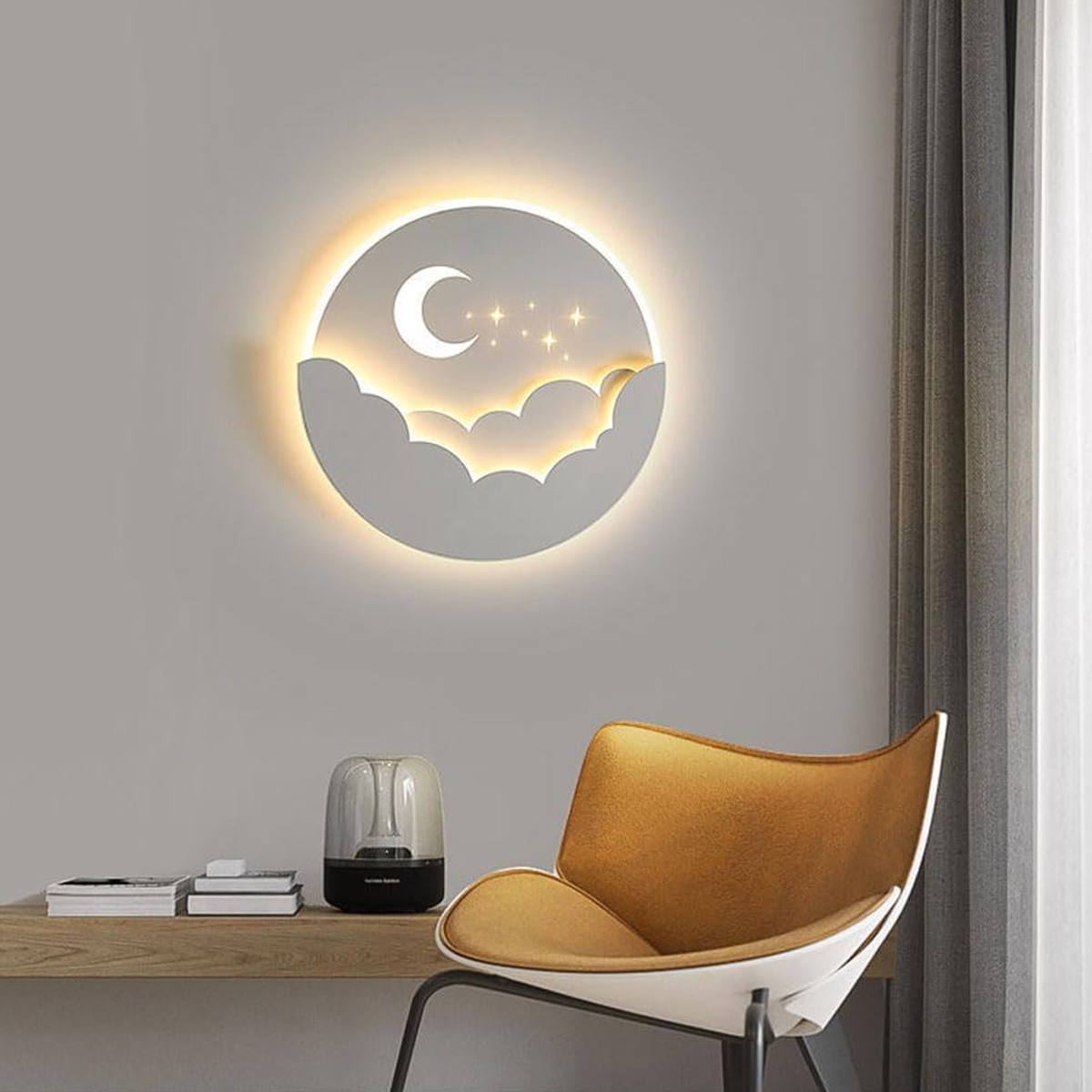 Runde Wandlampe mit Mond und Wolken an grauer Wand über einem Holzregal mit Stuhl.