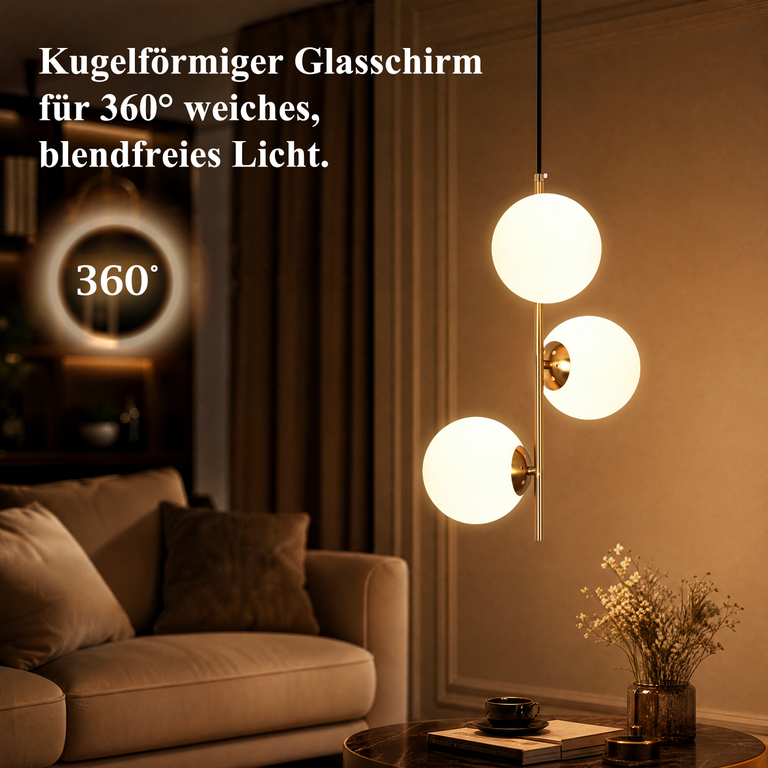 Moderne Hängelampe mit drei weißen Glaskugeln in einem warm erleuchteten Wohnzimmer.