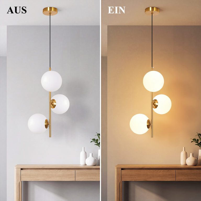 Eine Hängeleuchte mit drei weißen Glaskugeln über einer Holzkommode, einmal ausgeschaltet, einmal eingeschaltet.