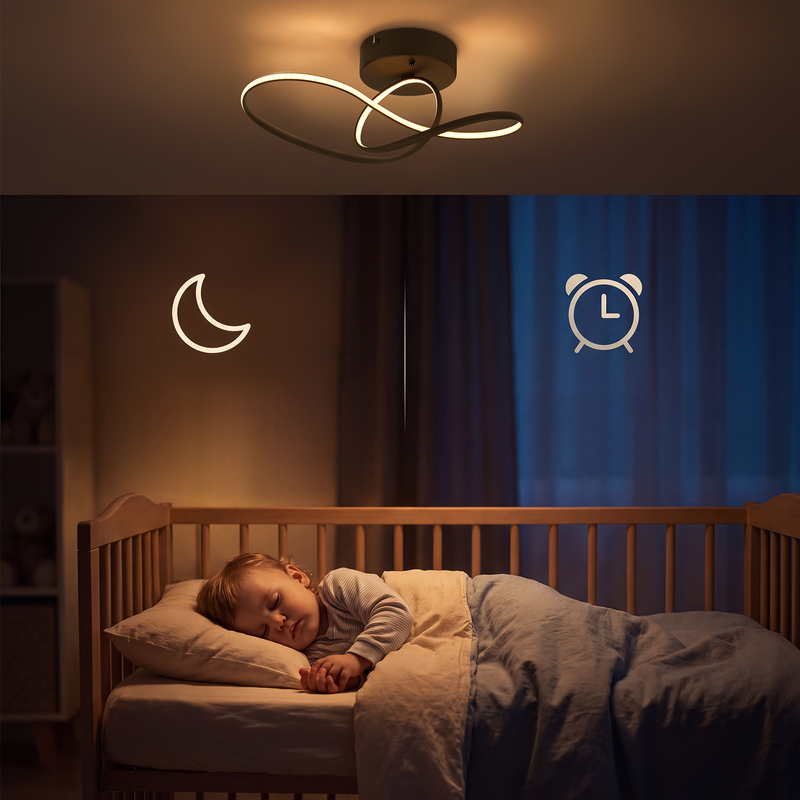 Ein Kind schläft in einem Bett unter einer Decke, an der Wand leuchten eine Mondsichel und ein Wecker.