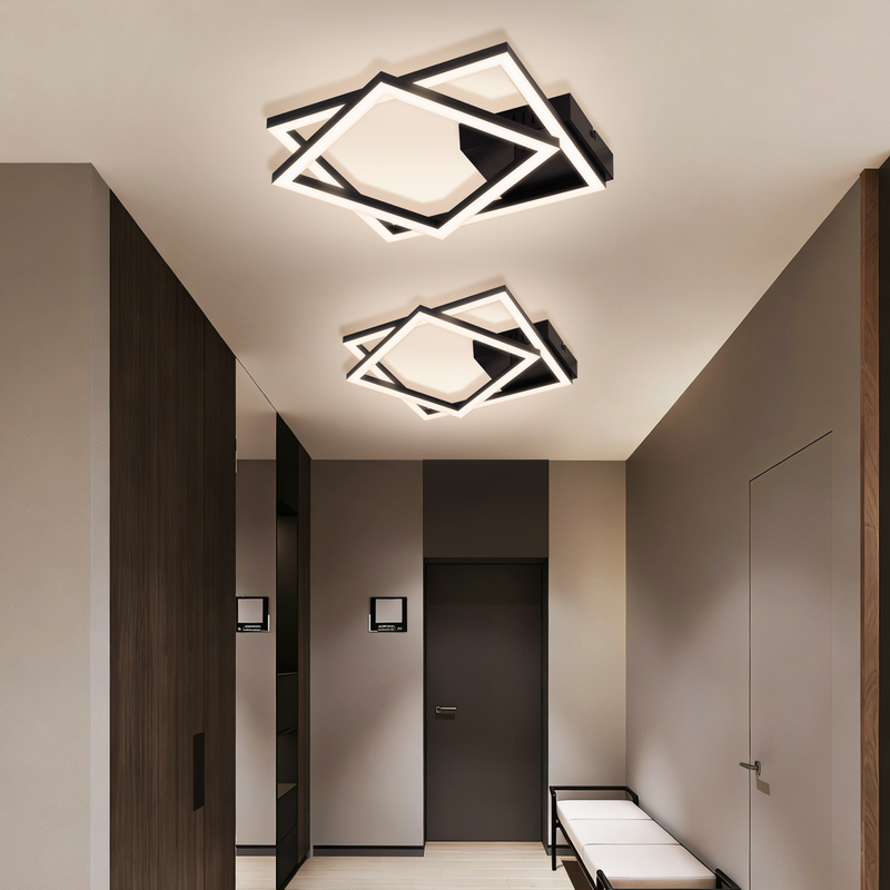 Zwei moderne, quadratische LED-Deckenleuchten in einem Flur mit dunklem Holz und grauen Wänden.
