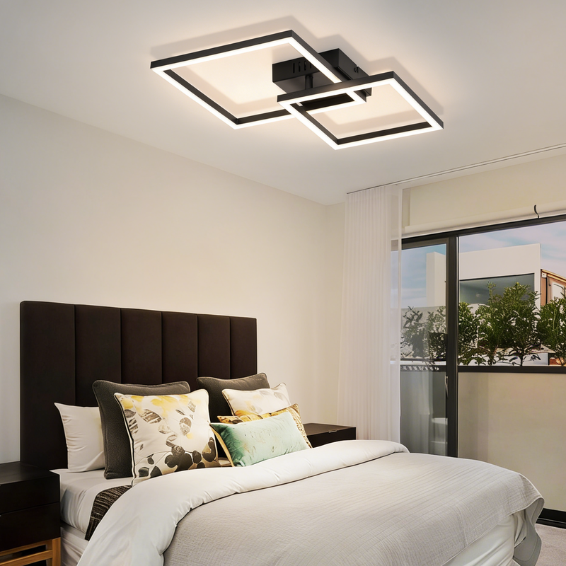 Ein modernes Schlafzimmer mit einem quadratischen Deckenlicht und einem gemachtem Bett.