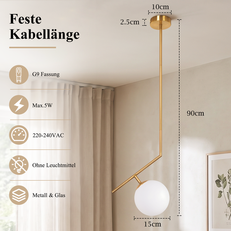 Goldfarbene Pendelleuchte mit weißer Glaskugel und Maßen vor einem Vorhang.