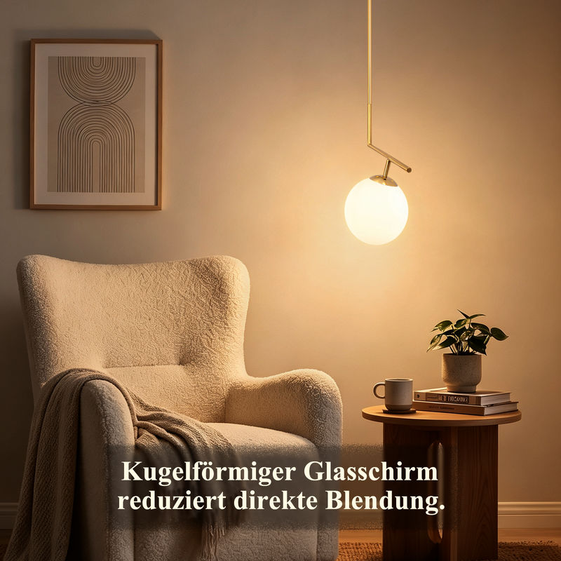 Beige Sessel, Pendelleuchte mit Glasschirm und kleiner Tisch mit Pflanze in gemütlicher Ecke.