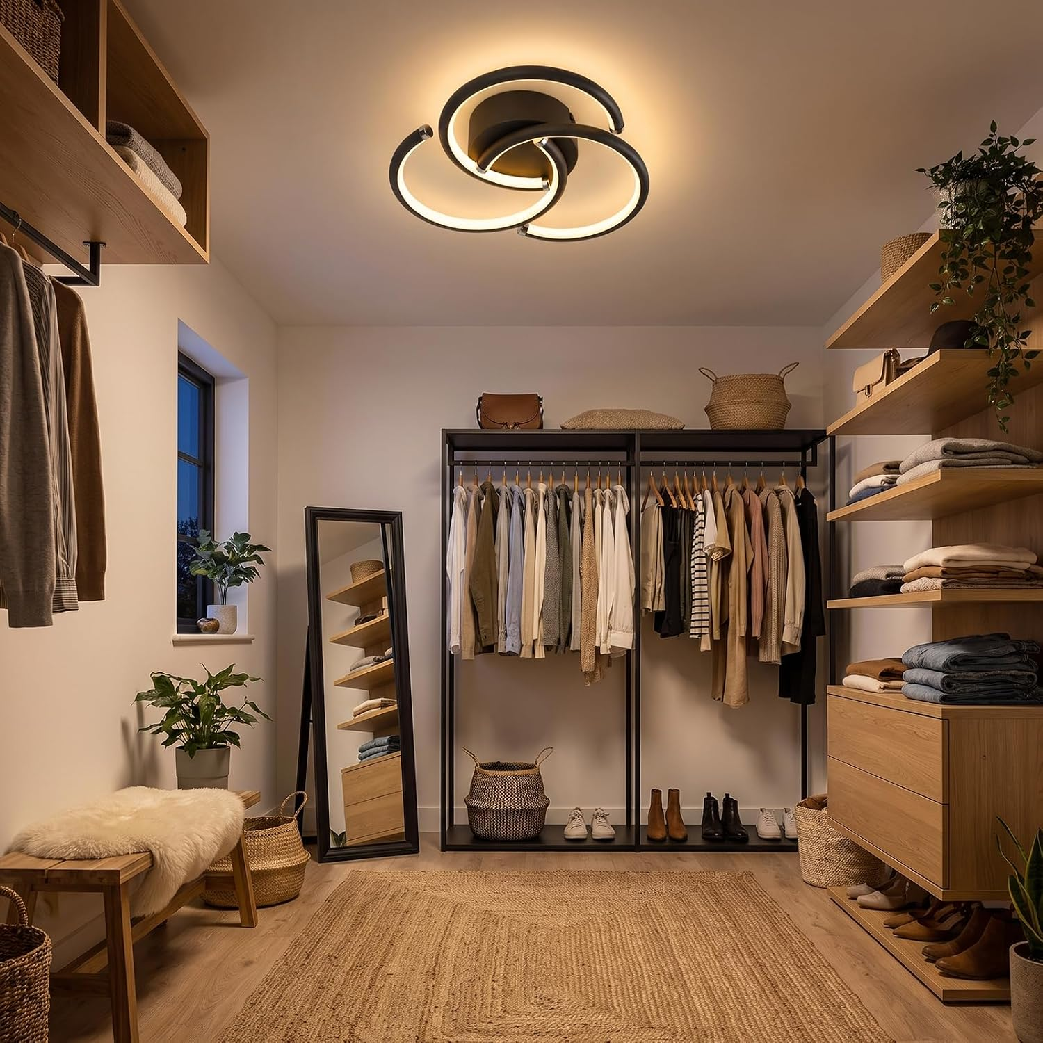 Ein gut beleuchteter begehbarer Kleiderschrank mit Holzregalen, Kleiderstangen, einer modernen Deckenleuchte und einem Spiegel.