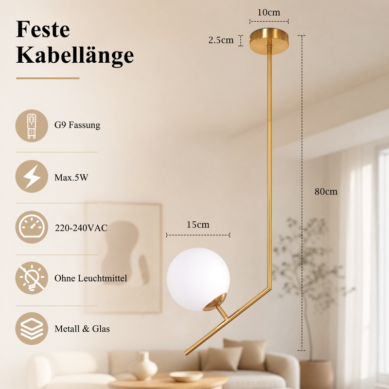 Goldfarbene Pendelleuchte mit weißer Glaskugel und Maßen, vor einem Wohnzimmer.