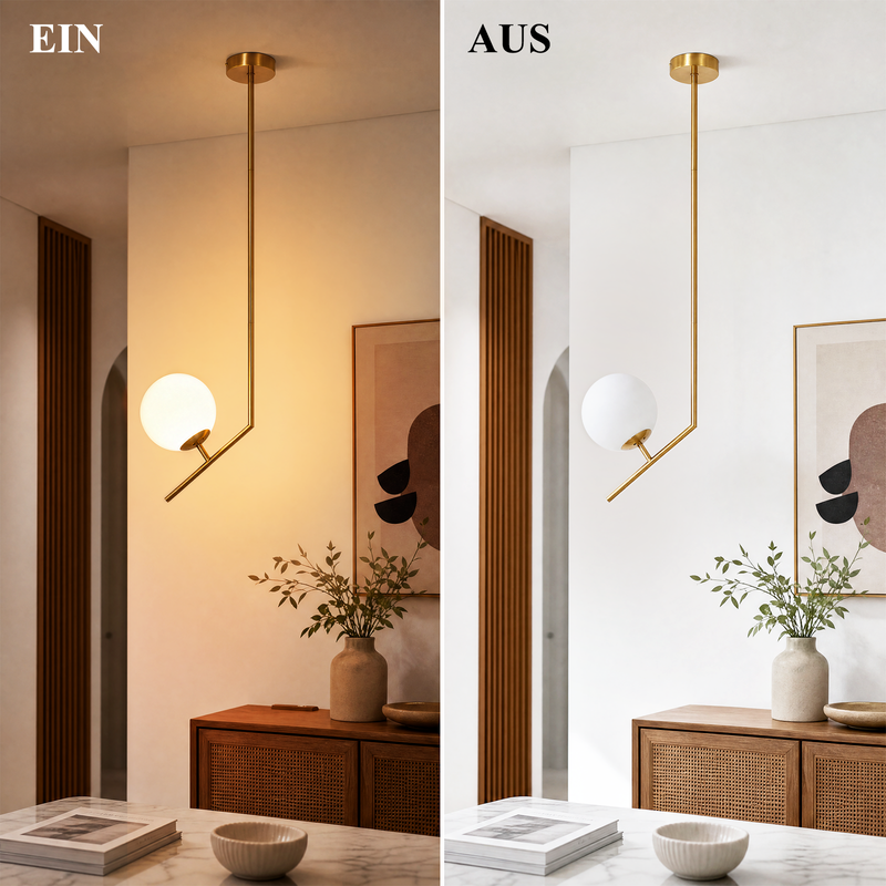 Geteilte Ansicht einer goldenen Hängelampe mit weißer Glaskugel in einem Raum, links eingeschaltet, rechts ausgeschaltet.