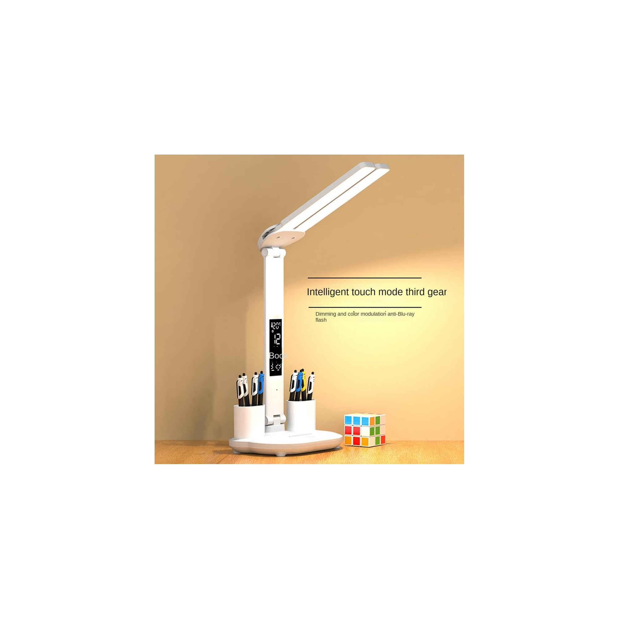 Eine weiße Schreibtischlampe mit Stiftehaltern, Digitaldisplay und einem bunten Würfel auf einem Holztisch.