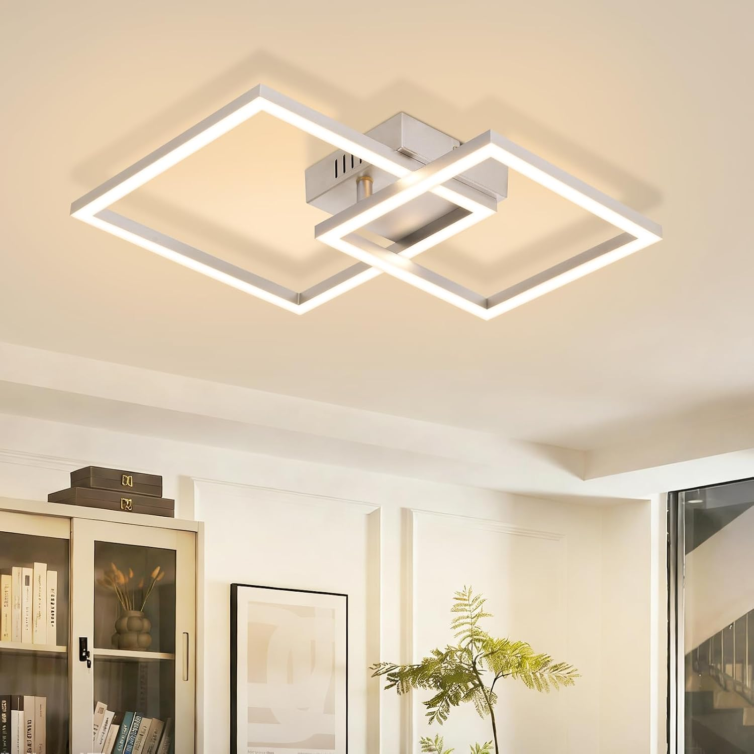 Moderne quadratische Deckenleuchte aus Metall, montiert an einer hellen Decke in einem stilvollen Raum.