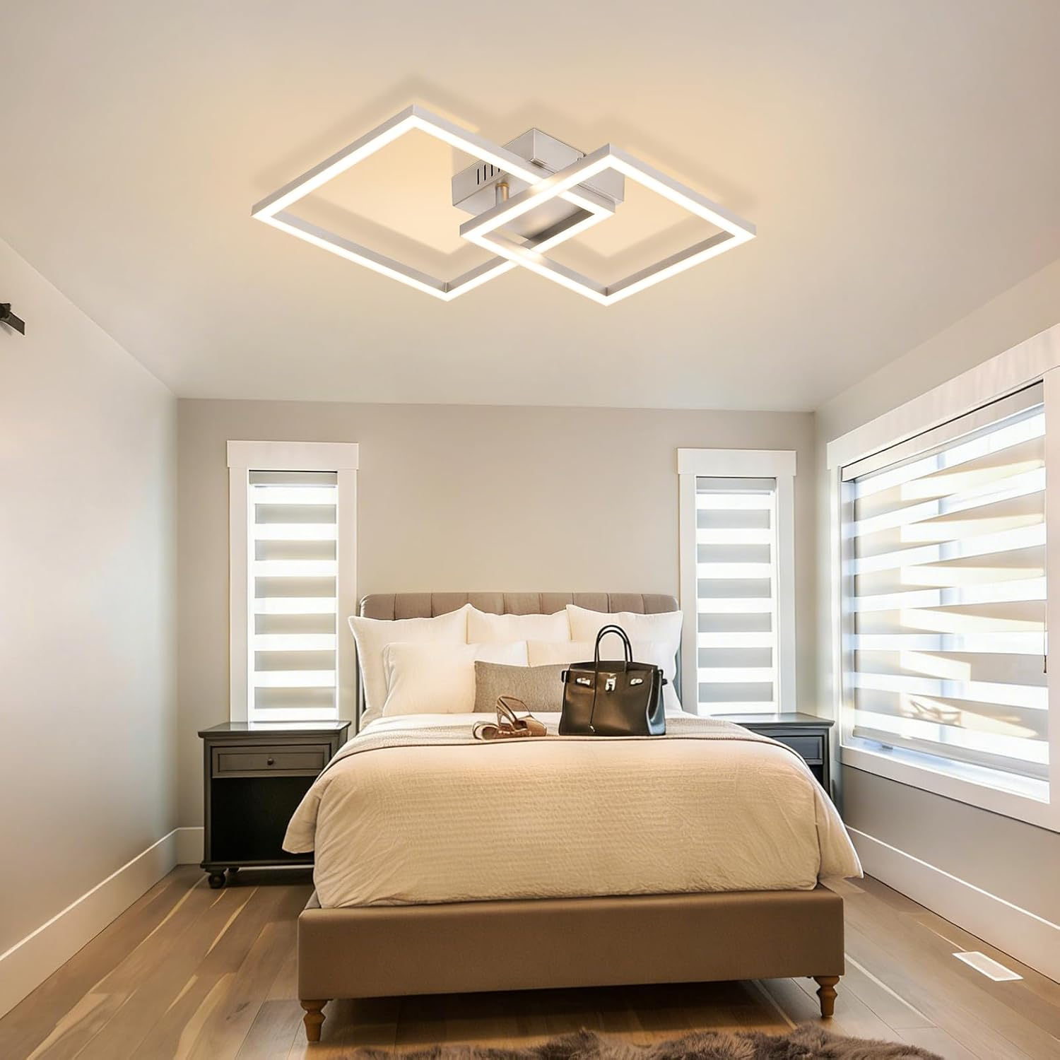 Eine moderne quadratische LED-Deckenleuchte beleuchtet ein gemütliches Schlafzimmer mit ordentlichem Bett.