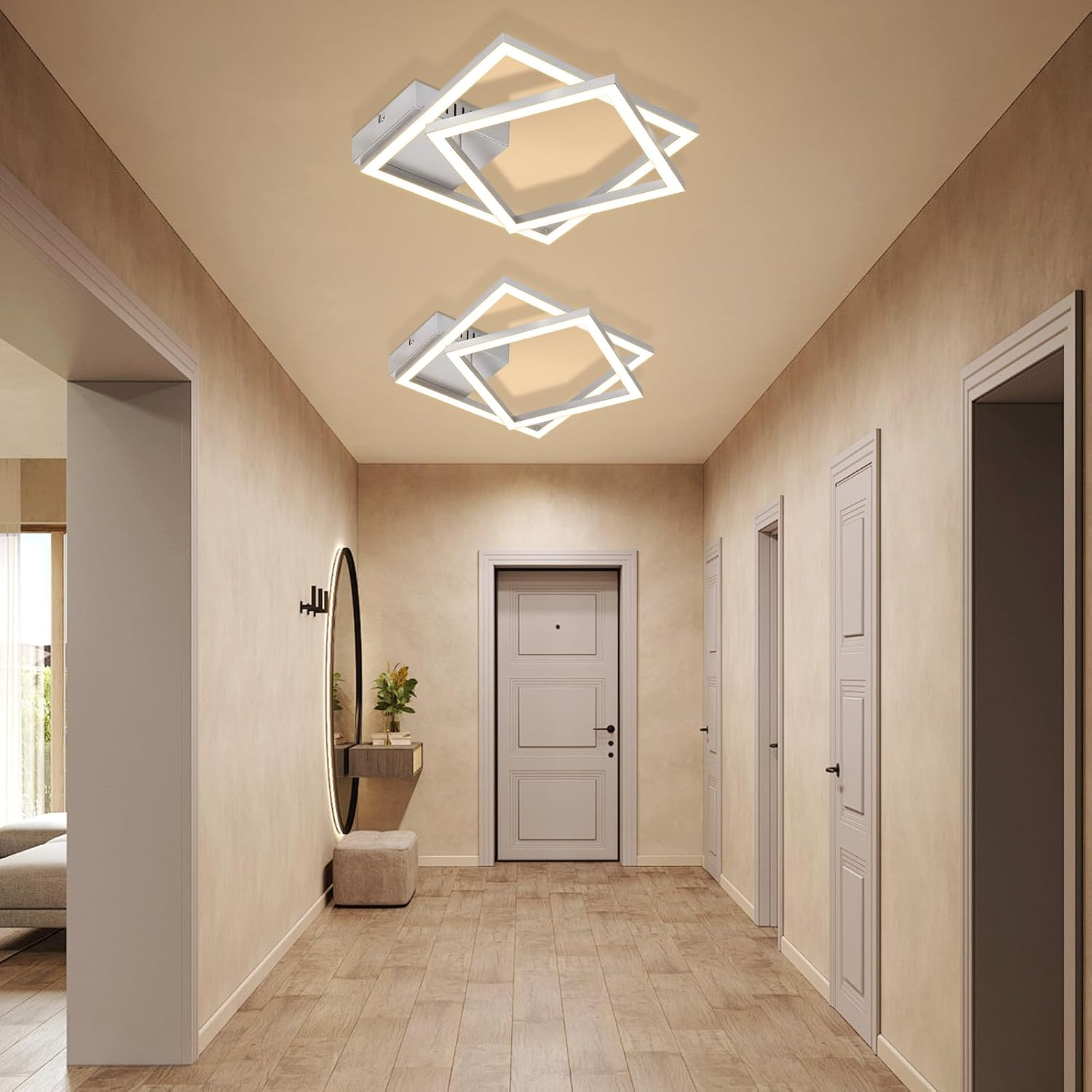 Ein langer Flur mit Holzböden und zwei modernen, quadratischen LED-Deckenleuchten.