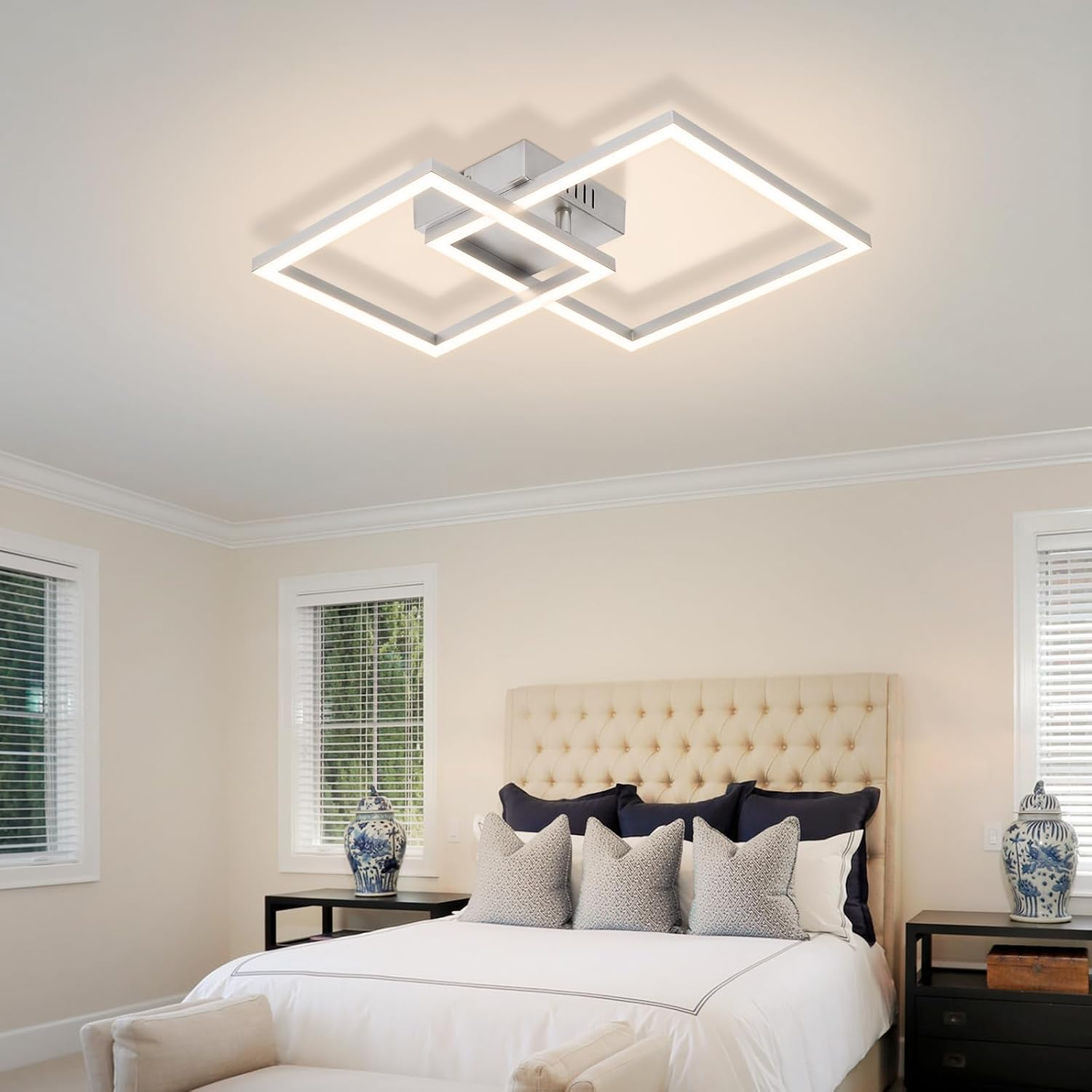 Ein Schlafzimmer mit einem modernen quadratischen LED-Deckenlicht, einem großen gepolsterten Bett und zwei Nachttischen.