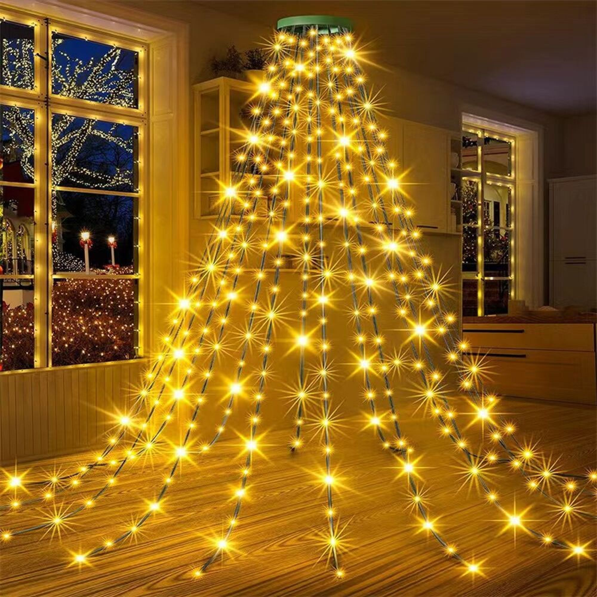 Ein glühender Lichterketten-Weihnachtsbaum leuchtet in einem gemütlichen Raum mit Holzfußboden und warmem Ambiente.