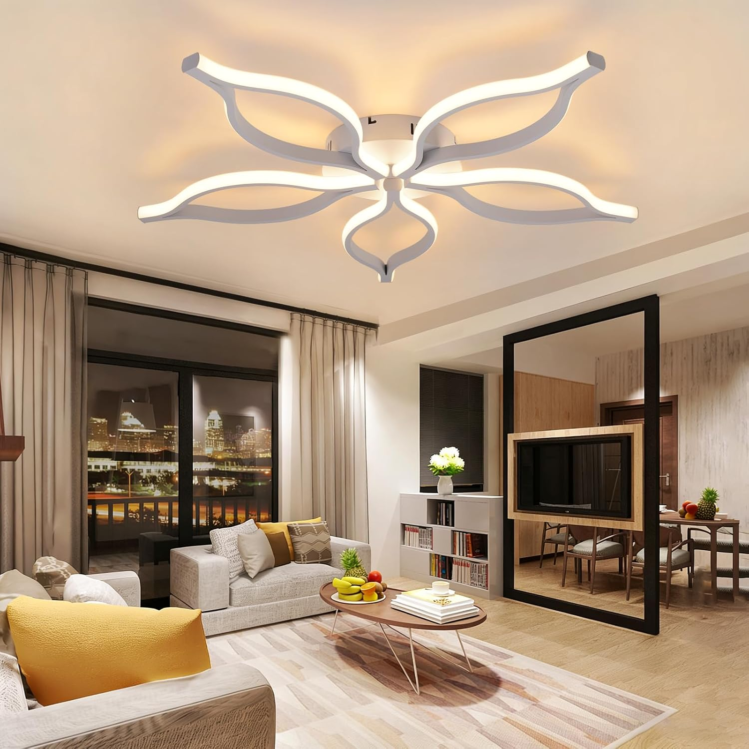 Wohnzimmer mit moderner blumenförmiger Deckenlampe, Sofa und einem Blick auf die Stadt bei Nacht.