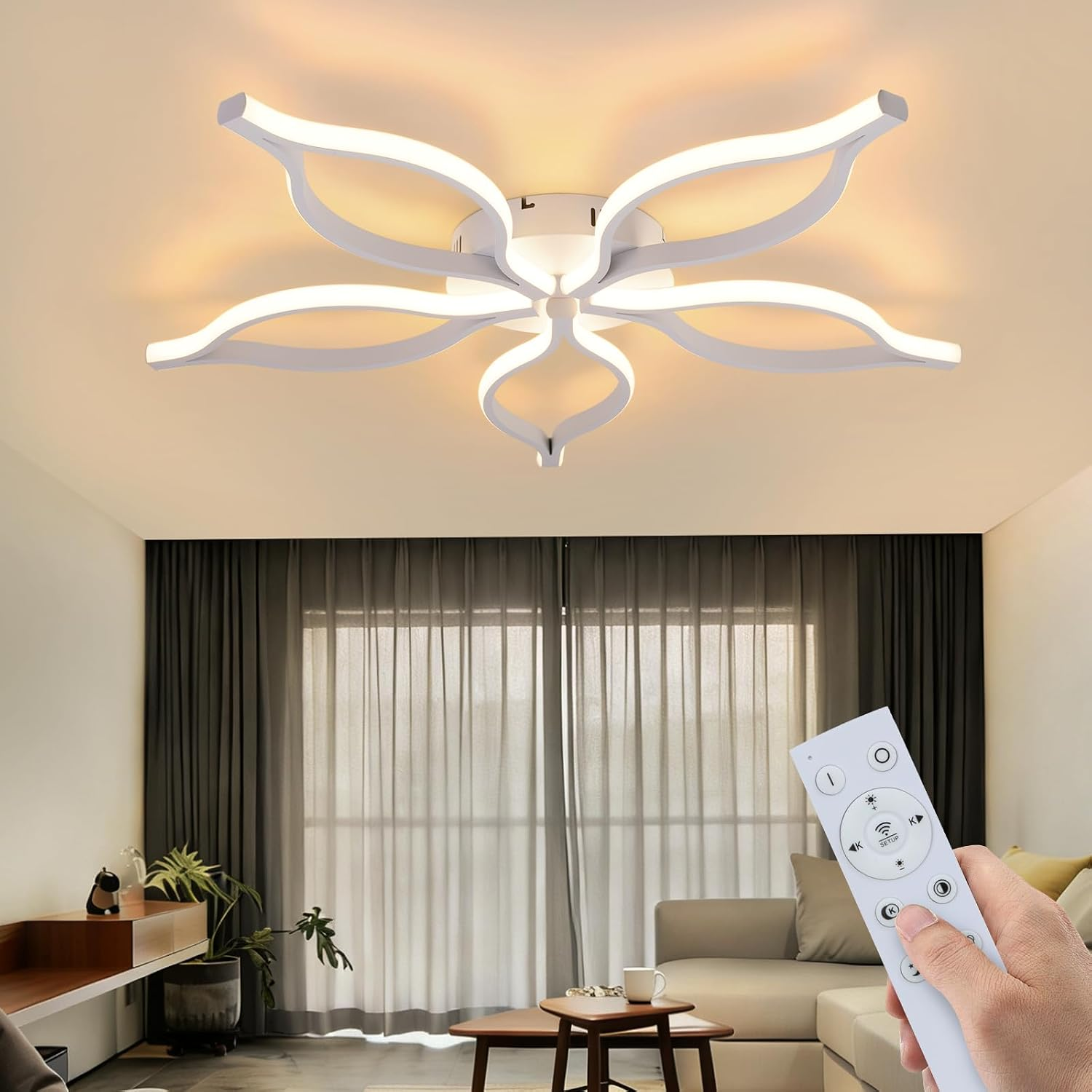 Moderne weiße Blüten-Deckenlampe in einem Wohnzimmer, gesteuert mit einer Fernbedienung.