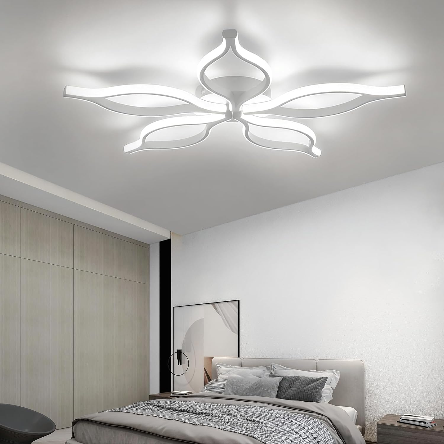 Moderne weiße Blüten-Deckenleuchte in einem schlichten Schlafzimmer.