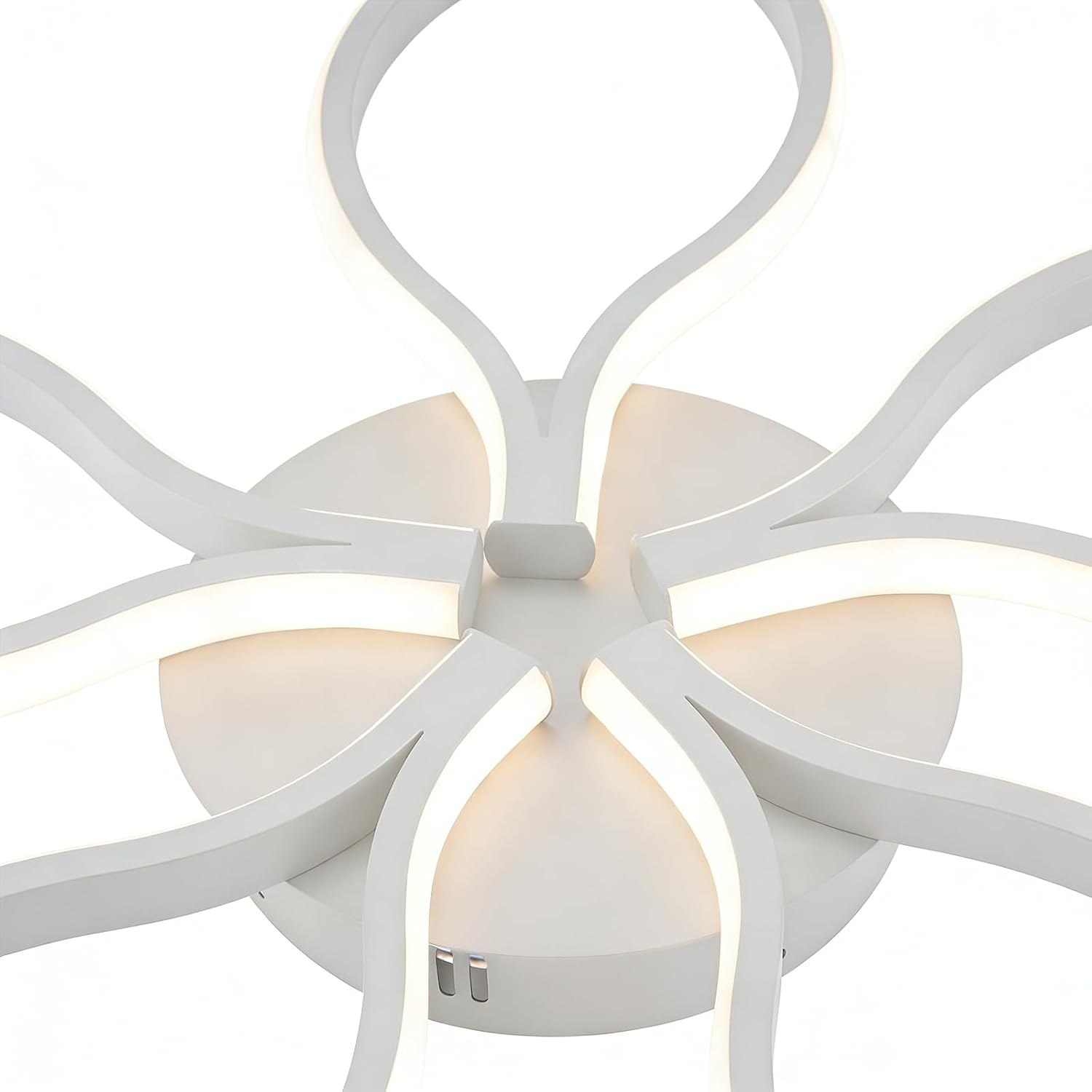 Moderne weiße Deckenlampe mit geschwungenen, leuchtenden Armen.