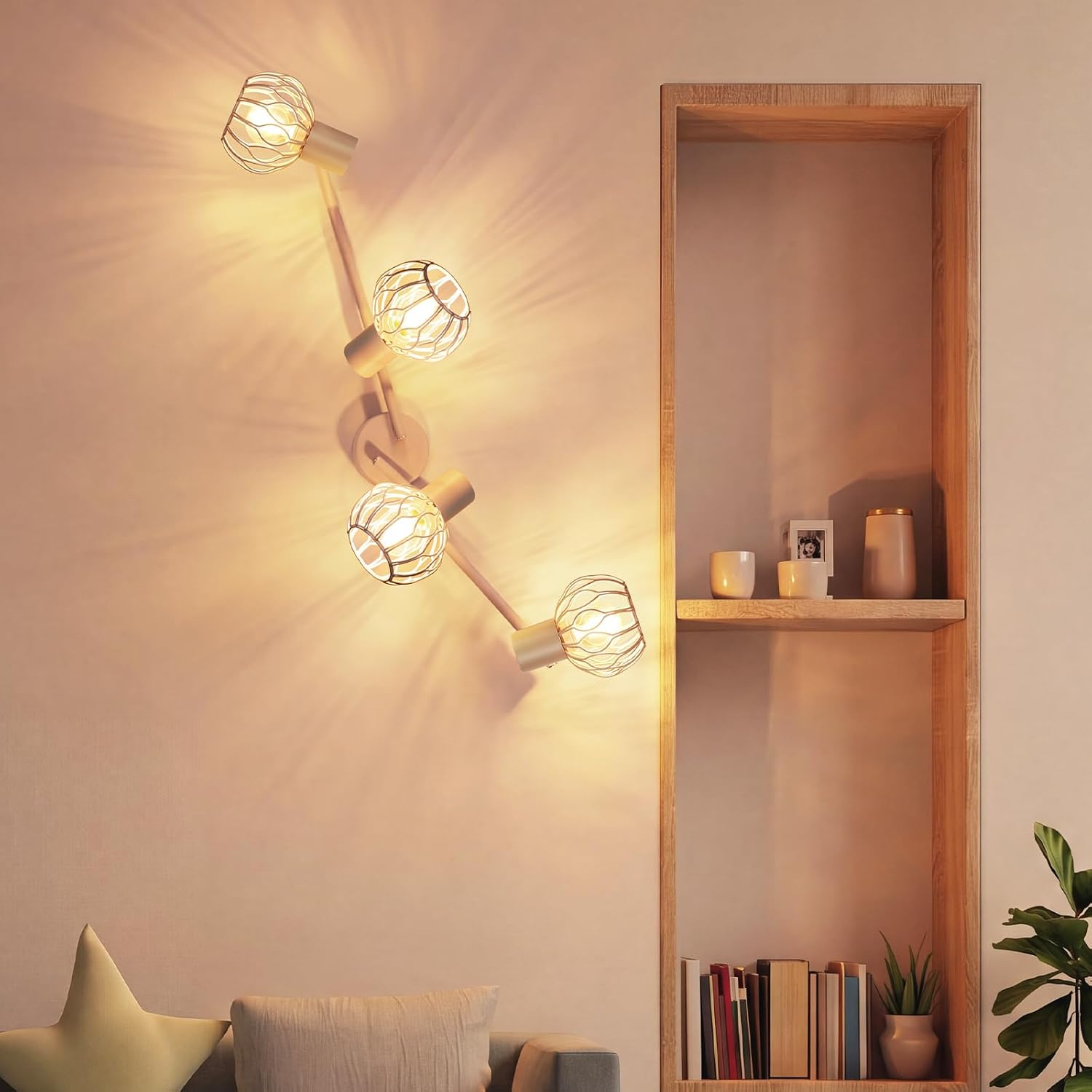 Eine vierflammige Wandleuchte mit Drahtkugelschirmen wirft warmes Licht an die Wand neben einem Holzbücherregal.