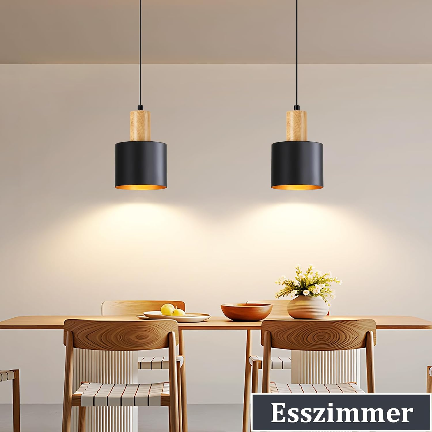 Zwei schwarze Hängelampen mit Holzelementen über einem Holzesstisch mit Stühlen.