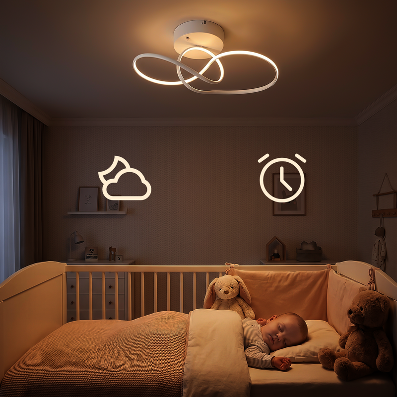Ein Baby schläft in einem Holzbett mit Stofftieren, unter einer modernen Deckenlampe und Lichtprojektionen an der Wand.