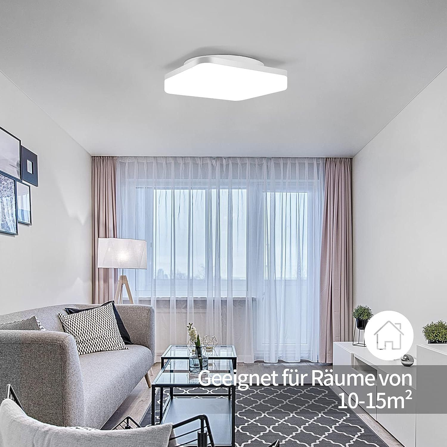 Moderne Deckenleuchte in einem hellen Wohnzimmer mit Sofa, Fenstern und Teppich.