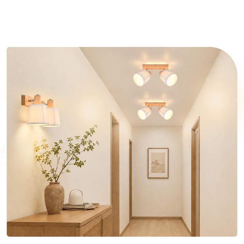 Ein Flur mit Holzdecken- und Wandleuchten, einer Konsole mit Pflanzvases und geschlossenen Türen.