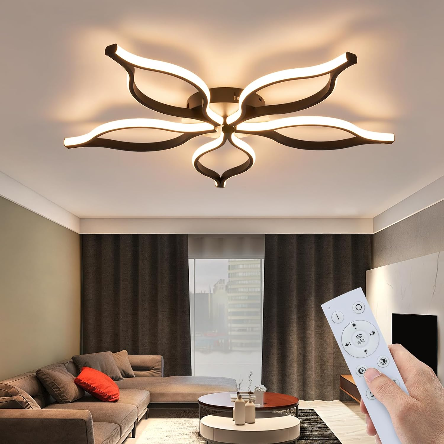 Moderne Deckenleuchte in Blumenform, gesteuert von einer Hand mit Fernbedienung in einem Wohnzimmer.