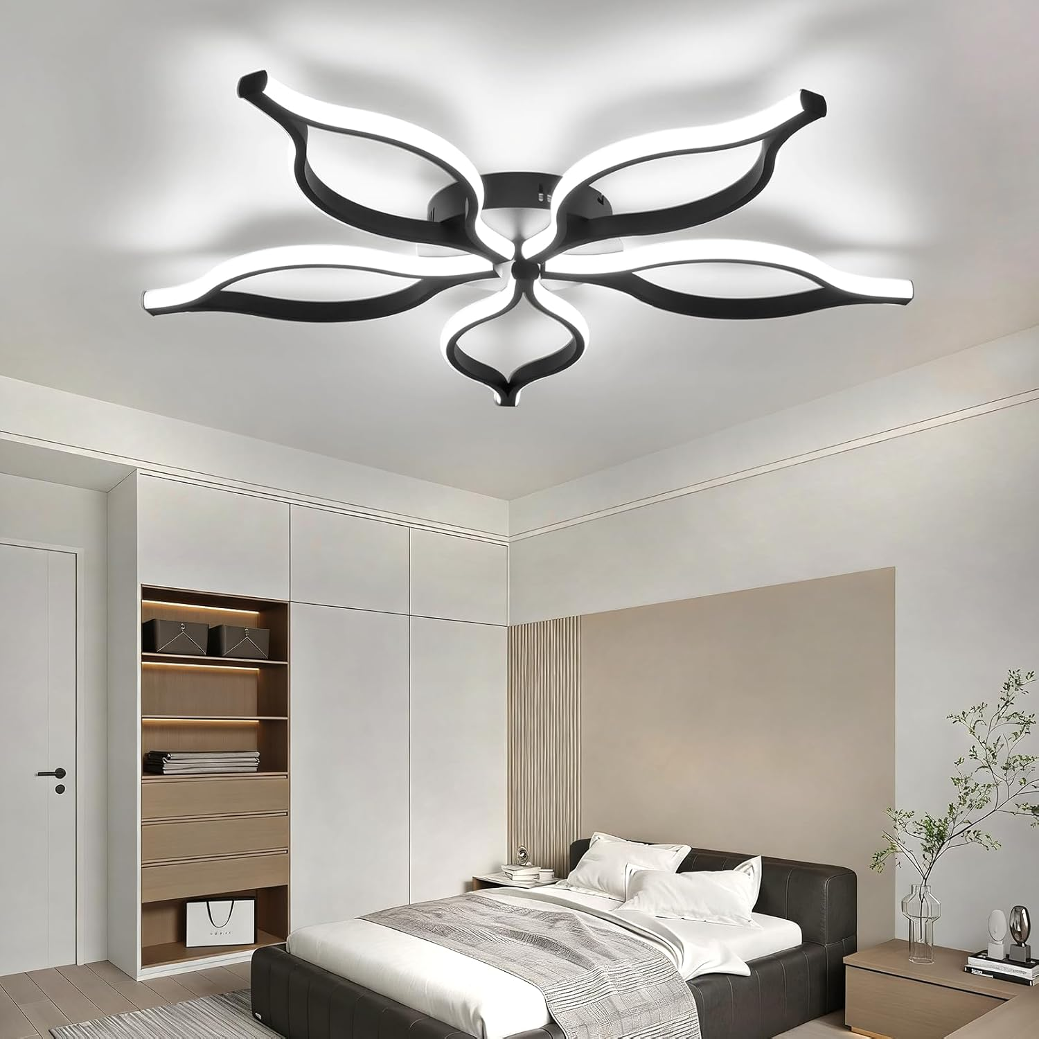 Moderne schwarz-weiße Deckenlampe in Blumenform in einem stilvollen Schlafzimmer mit Bett und Schrank.