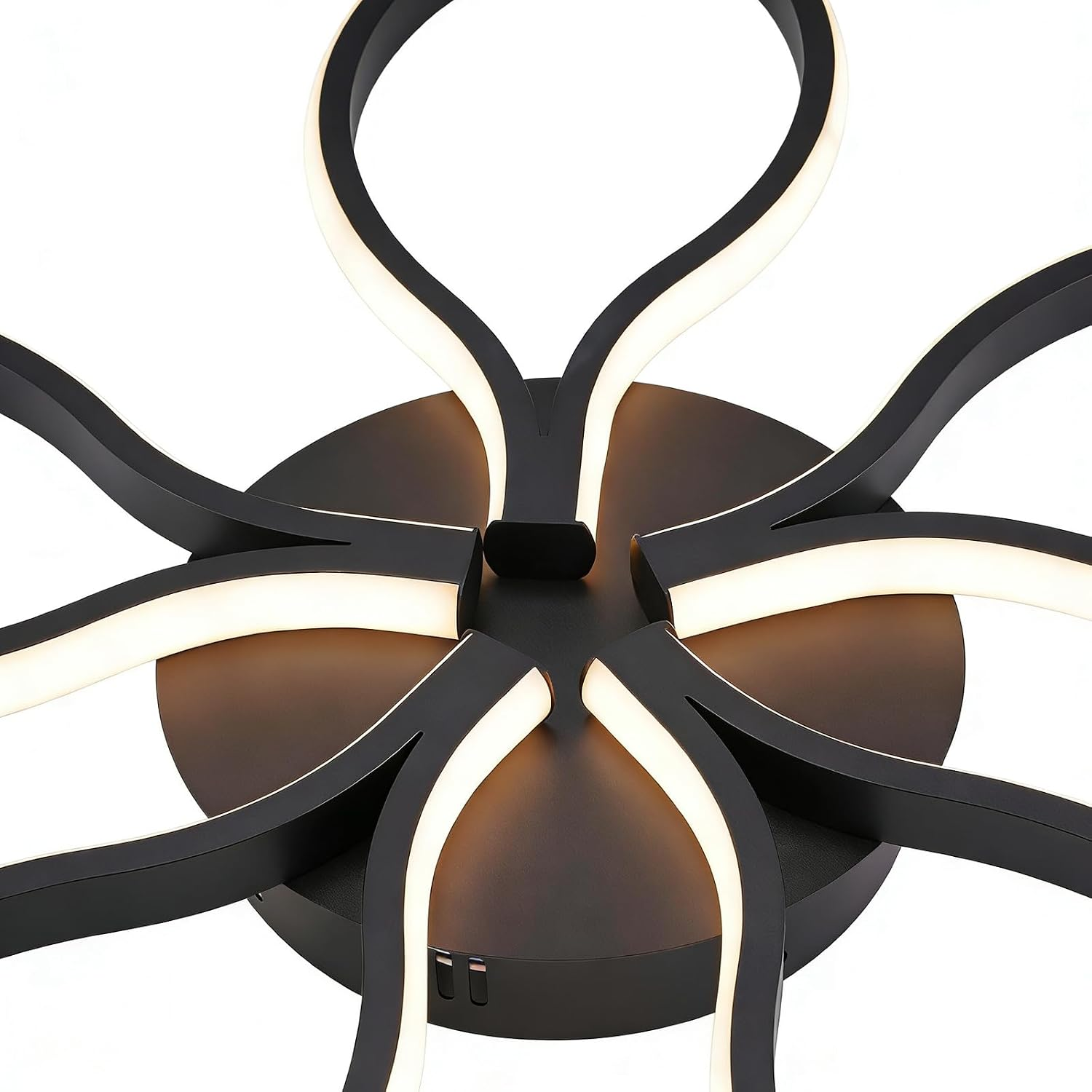 Moderne schwarze Deckenlampe mit geschwungenen, leuchtenden Armen auf weißem Hintergrund.