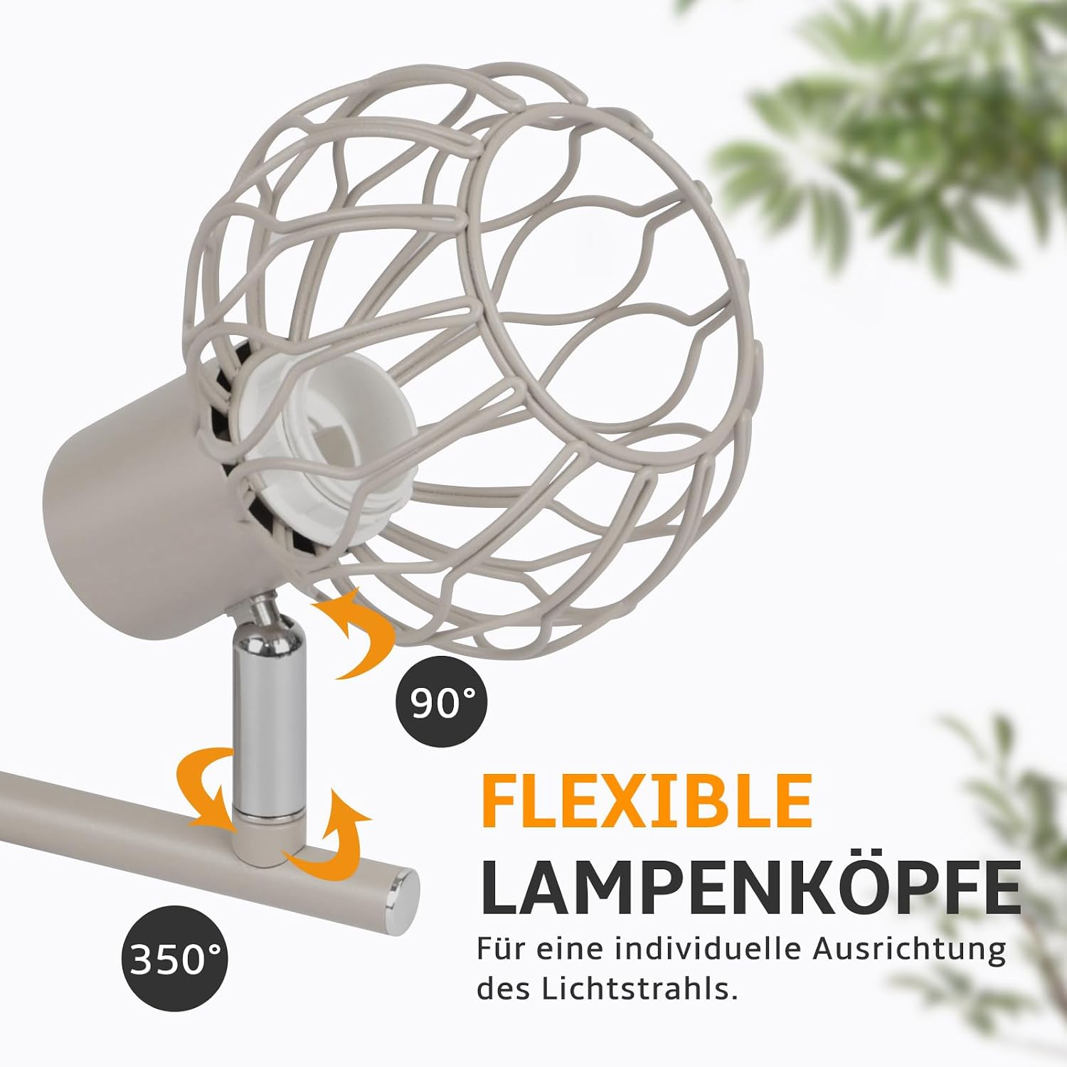 Beige Deckenlampe mit Gitterkopf, drehbar um 90 und 350 Grad, vor unscharfem grünem Hintergrund.