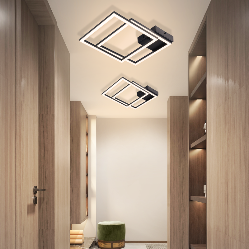 Flur mit zwei modernen quadratischen LED-Deckenleuchten, Holzwänden, Einbauregalen und einem grünen Samthocker.