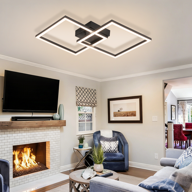 Ein gemütliches Wohnzimmer mit Kamin, Fernseher, moderner quadratischer Deckenleuchte und blauen Sesseln.