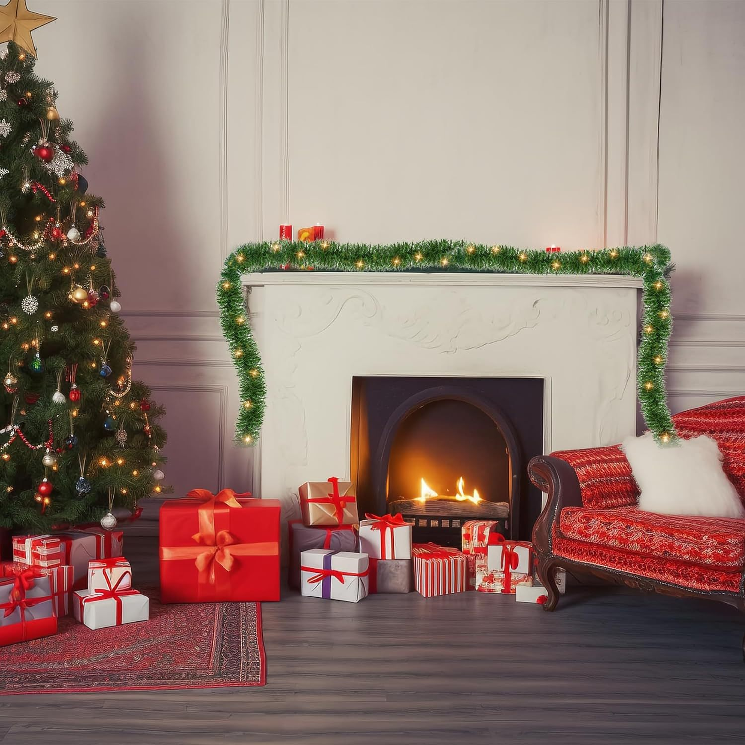 Ein geschmückter Weihnachtsbaum, ein Kamin mit Girlande, brennendes Feuer, Geschenke und ein roter Sessel.