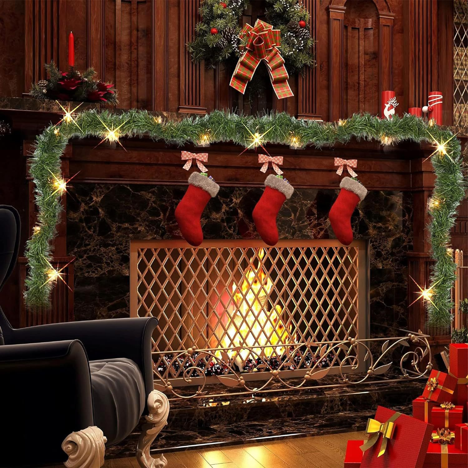 Ein geschmückter Weihnachtskamin mit drei roten Strümpfen, leuchtender Girlande und Geschenken.